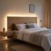 Cabecero de cama flotante hecho de madera de roble con iluminación LED cálida oculta y retroiluminada en una habitación minimalista moderna durante la noche.