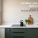 Comparación de renovación de cocina sin obras con pintura blanca para azulejos, encimera de vinilo imitación mármol calacatta, muebles verde salvia y tiradores perfil negro mate.